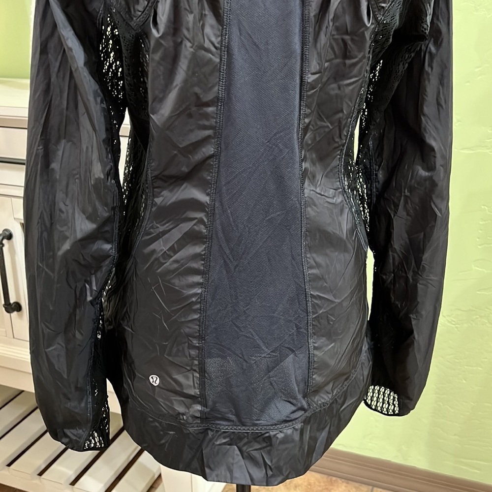 🔴🔴🔴🔴🔴. SOLD 🔴🔴🔴🔴🔴🔴rare lululemon jacket Lightweight - Picture 10 of 17